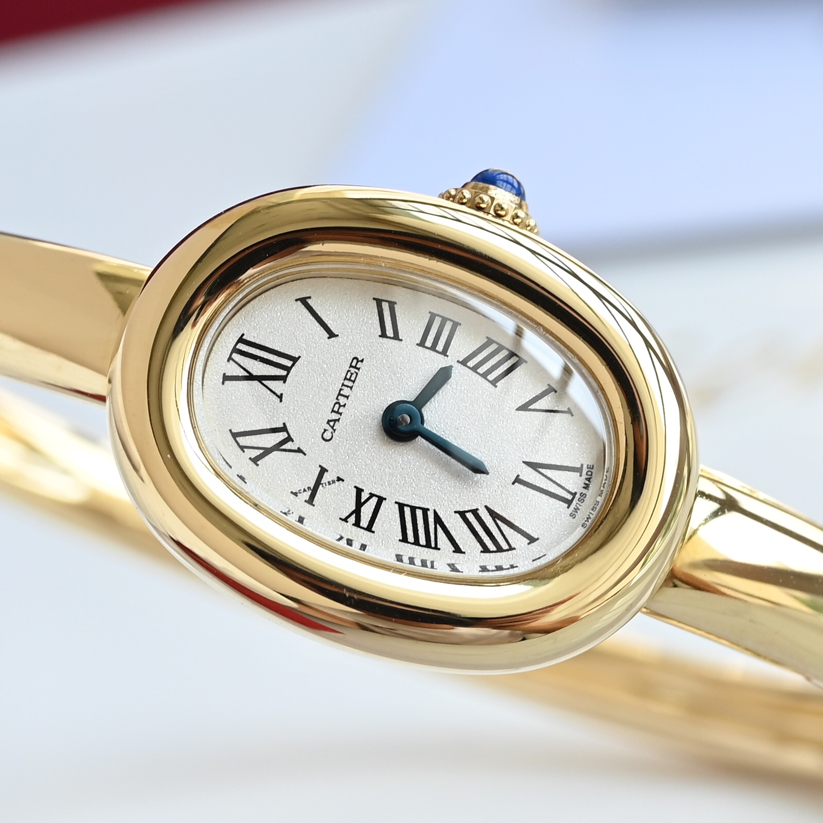 The new Cartier bathtub bracelet watch, 18k gold-plated version! A classic piece from Cartier's bathtub series watch. The all-new 'Baignoire' bathtub bracelet watch.