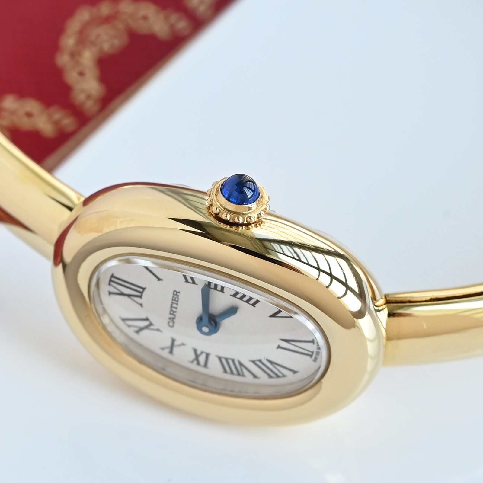 The new Cartier bathtub bracelet watch, 18k gold-plated version! A classic piece from Cartier's bathtub series watch. The all-new 'Baignoire' bathtub bracelet watch.