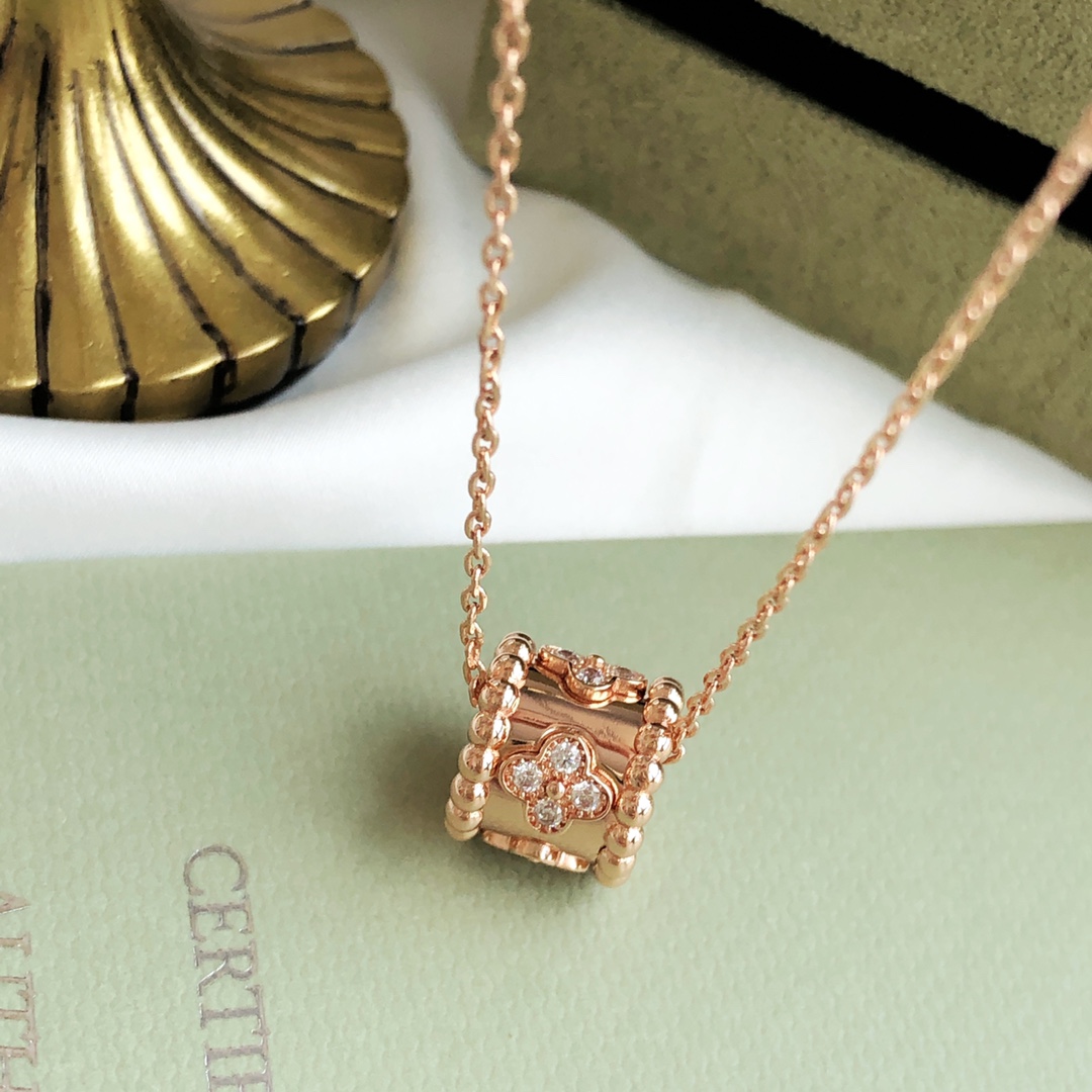 Van Cleef & Arpels kaleidoscope necklace set with diamonds