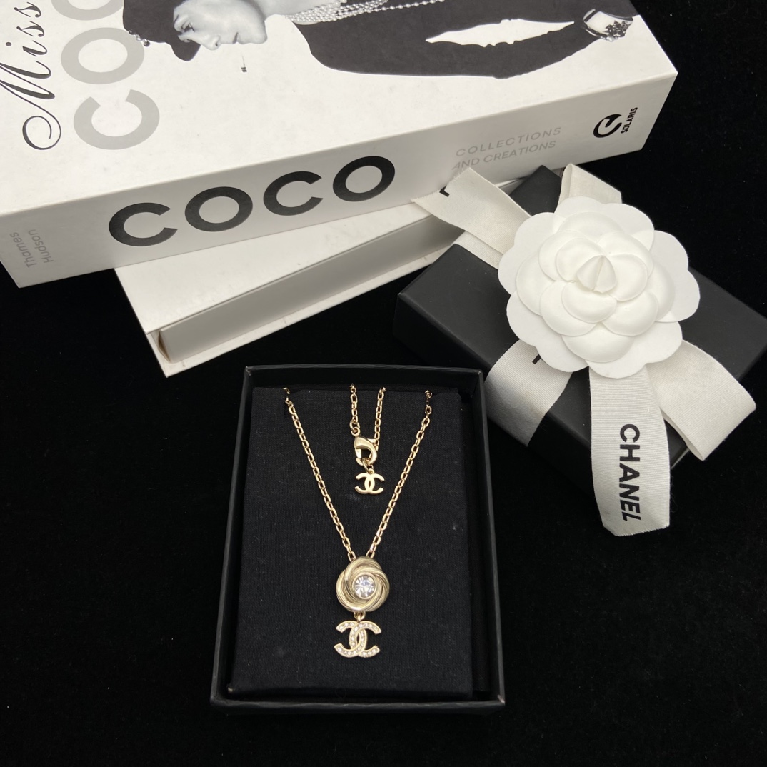 Chanel's new brushed diamond double C necklace is a rich daughter's temperament