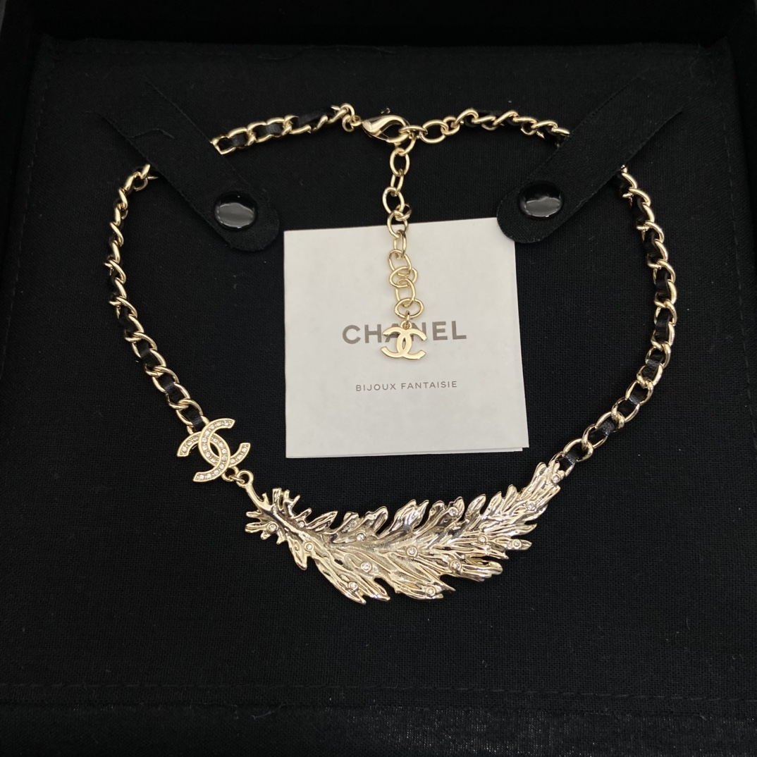 Chanel Double C is full of diamonds and feathers and wears a leather necklace, sweet and cool girly temperament