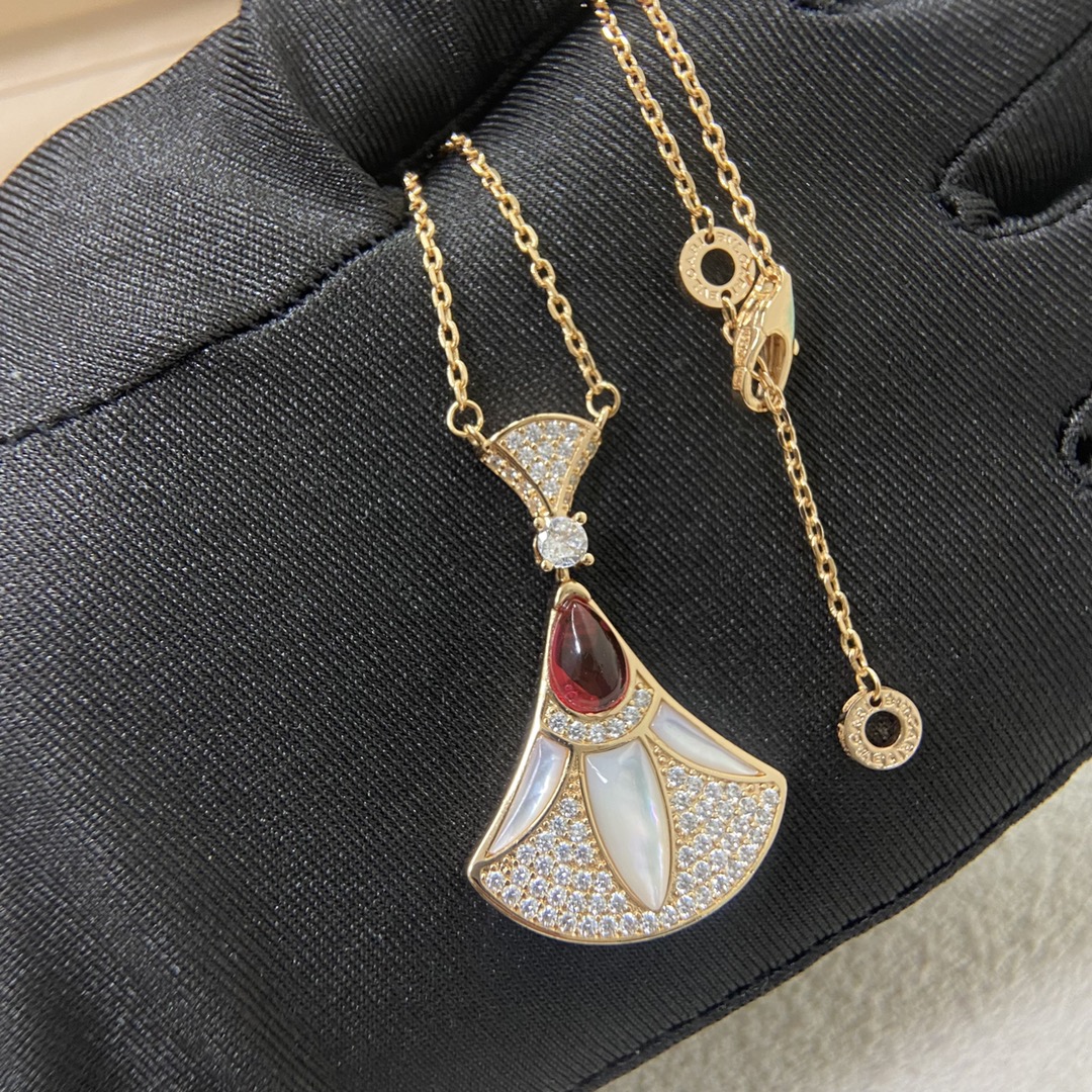 Bulgari necklace New diamond pink jade white shell skirt necklace