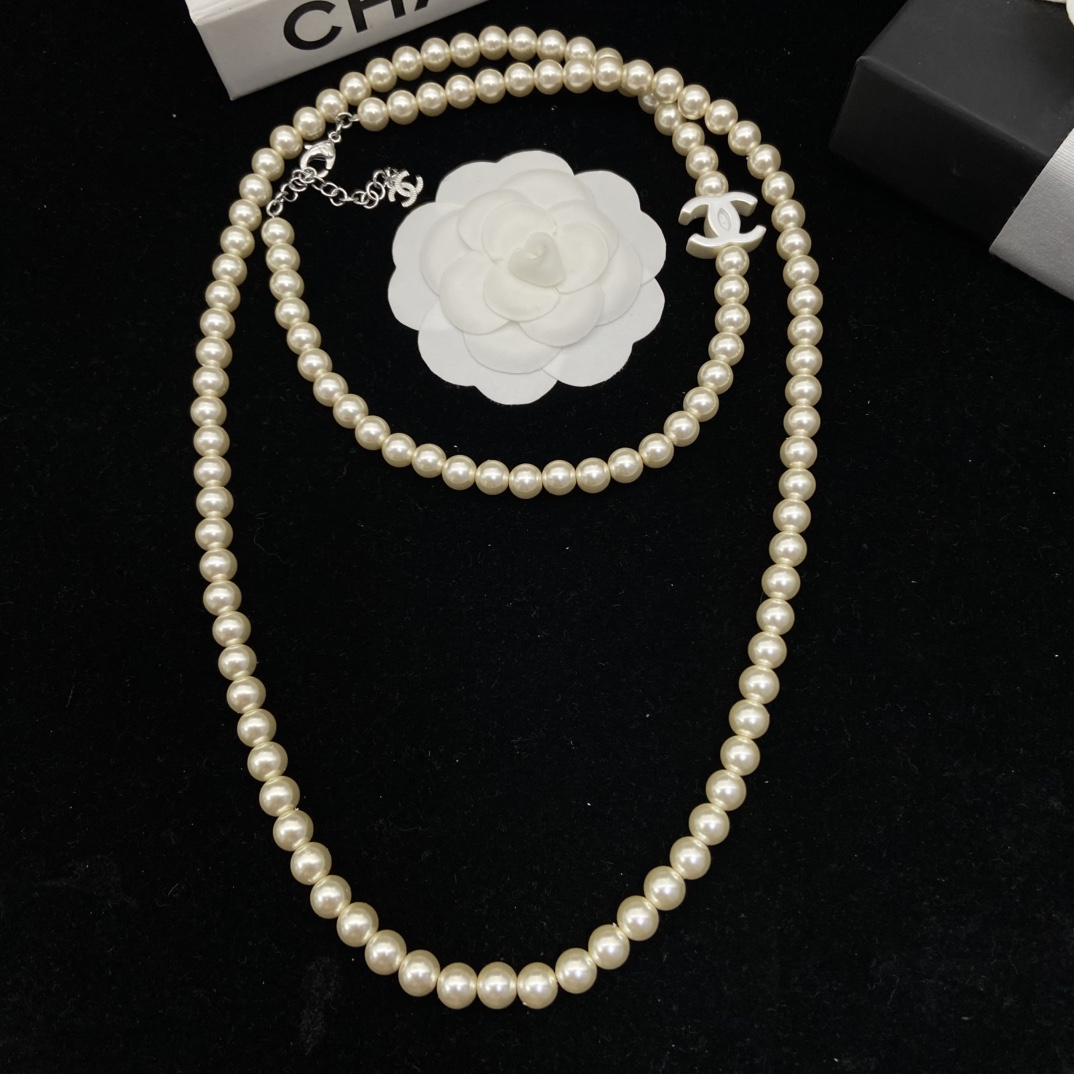 Chanel's new acrylic double C pearl necklace party dinner yyds