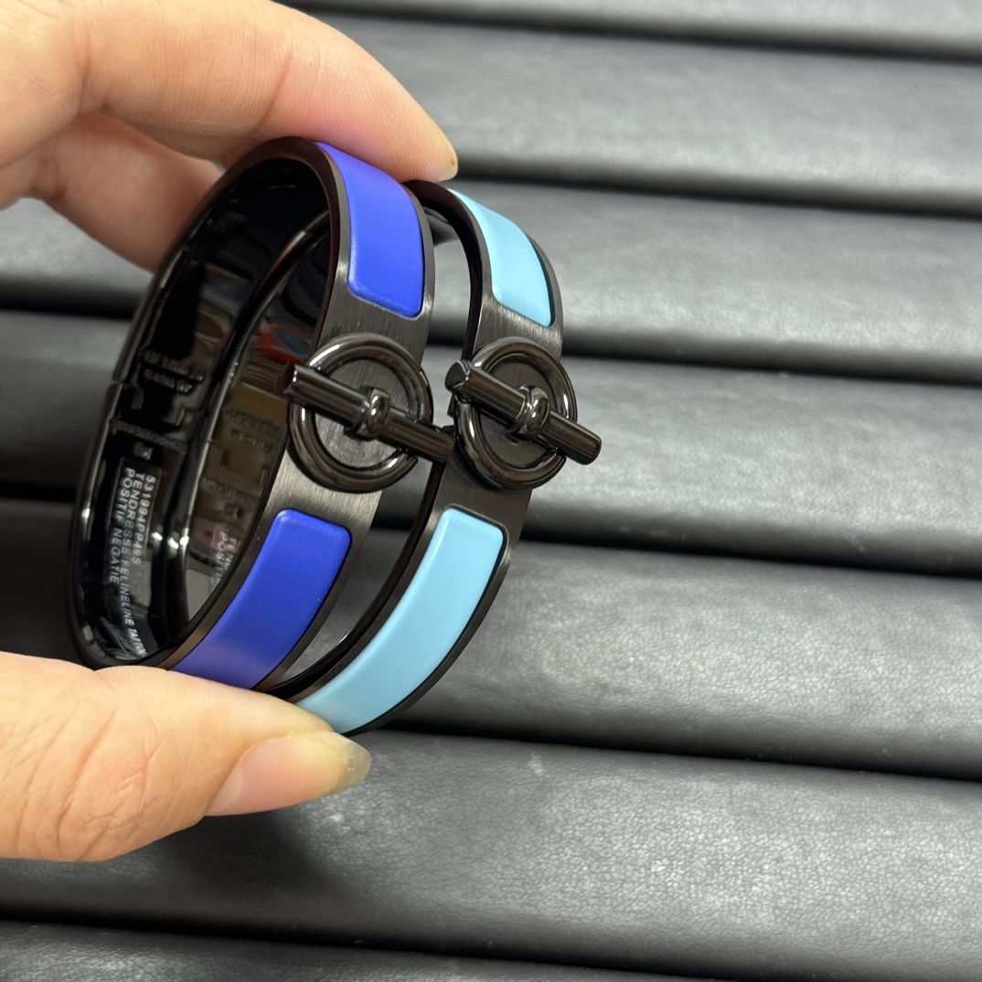 Hermès new Matte lock enamel bracelet