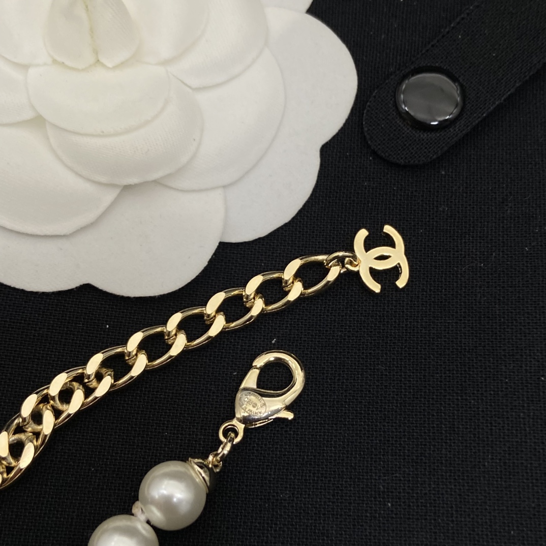 Chanel's new Double C enamel pearl necklace choker This season's enamel is so brilliant Beauty is on the tip of the heart