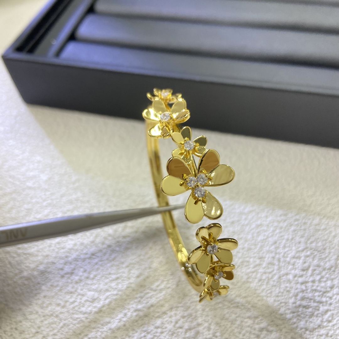 Van Cleef & Arpels Alhambra Multi-Flower Bangle