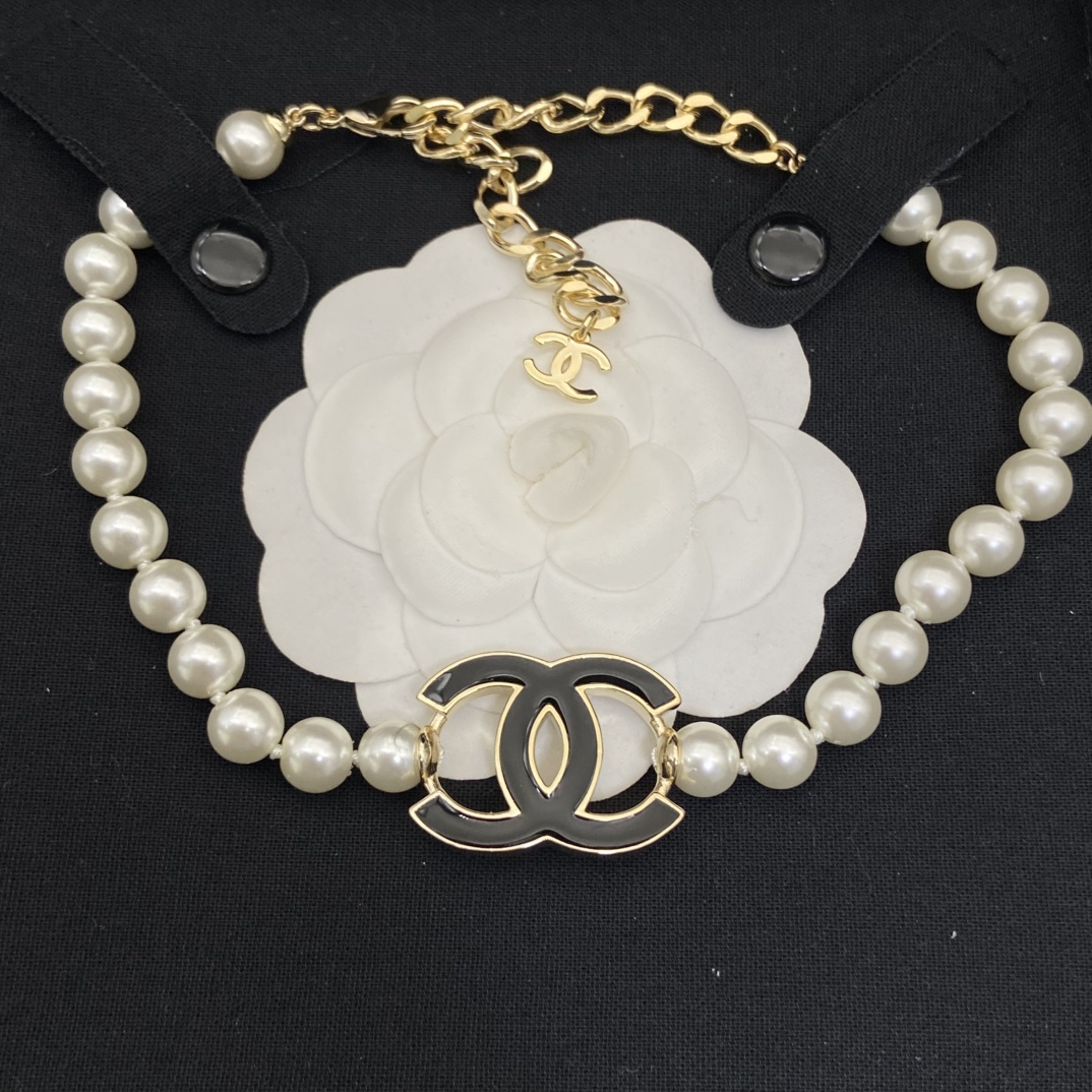 Chanel's new Double C enamel pearl necklace choker This season's enamel is so brilliant Beauty is on the tip of the heart
