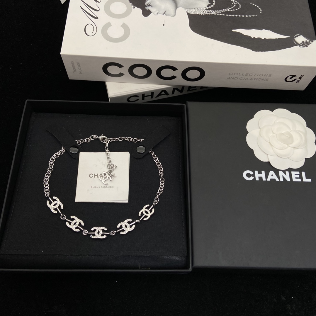 Chanel's new full diamond double C necklace is super flashy and super charming, and daily wear becomes high-end in minutes, which can be sweet and cool
