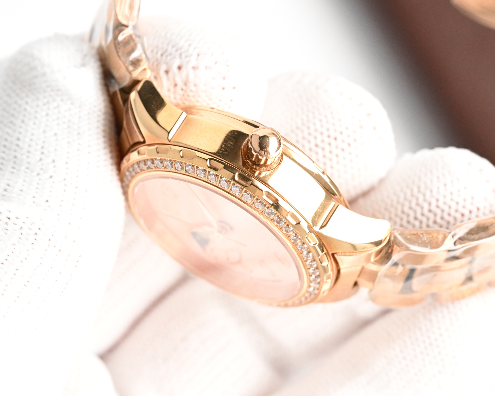 Vacheron Constantin's Lady Jewelry Collection, fashionable women's watch with a pearl mother-of-pearl dial.