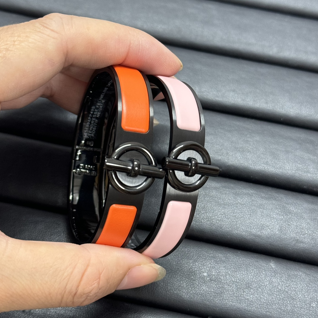 Hermès new Matte lock enamel bracelet
