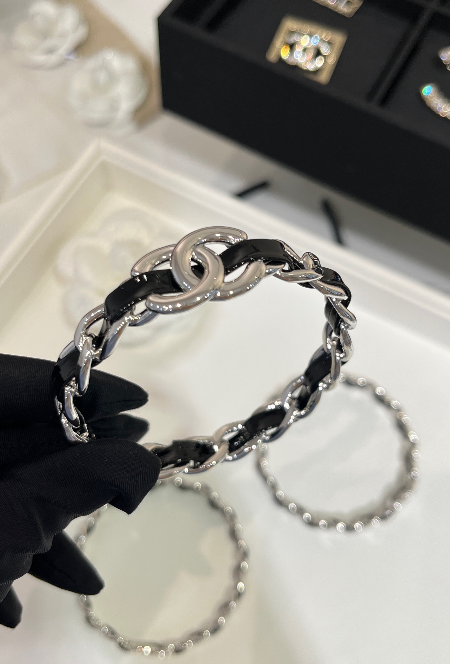 Chanel's new silver double C leather chain black patent leather bracelet Black patent leather chain is so cool Dark Punk Premium Set contains three bracelets