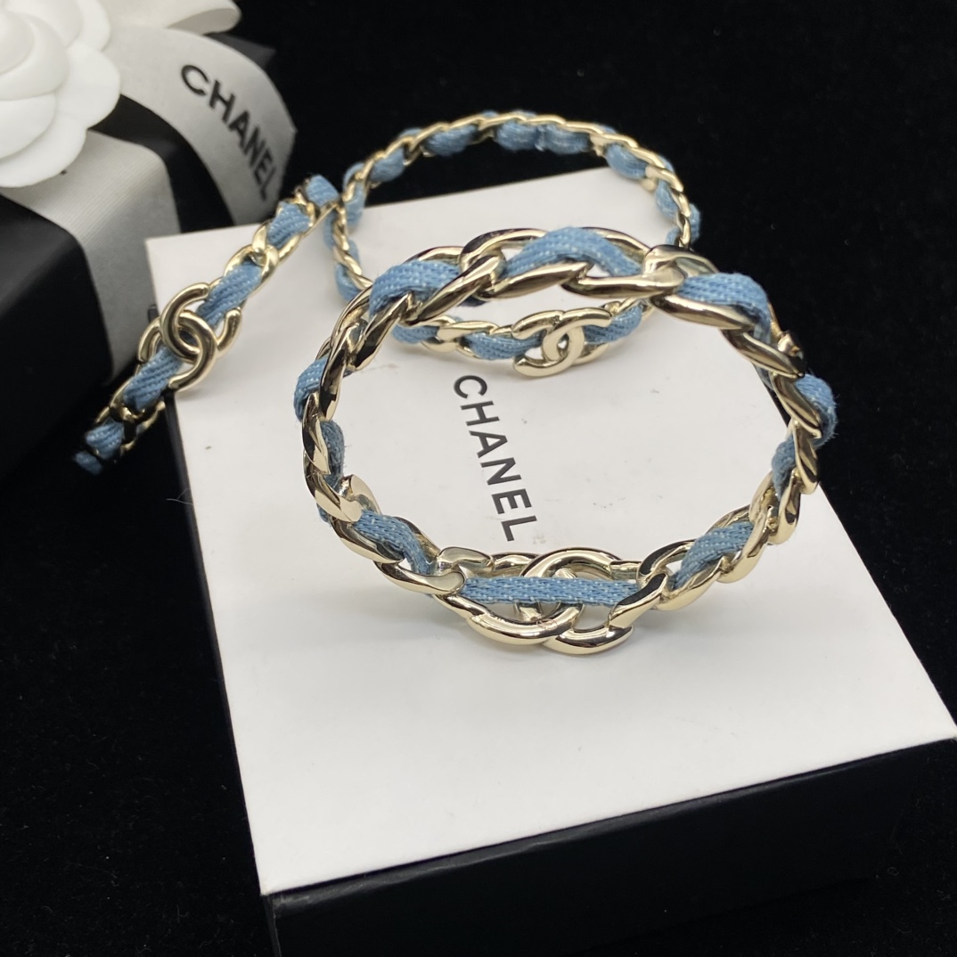 Chanel's new silver double C leather chain black patent leather bracelet Black patent leather chain is so cool Dark Punk Premium Set contains three bracelets