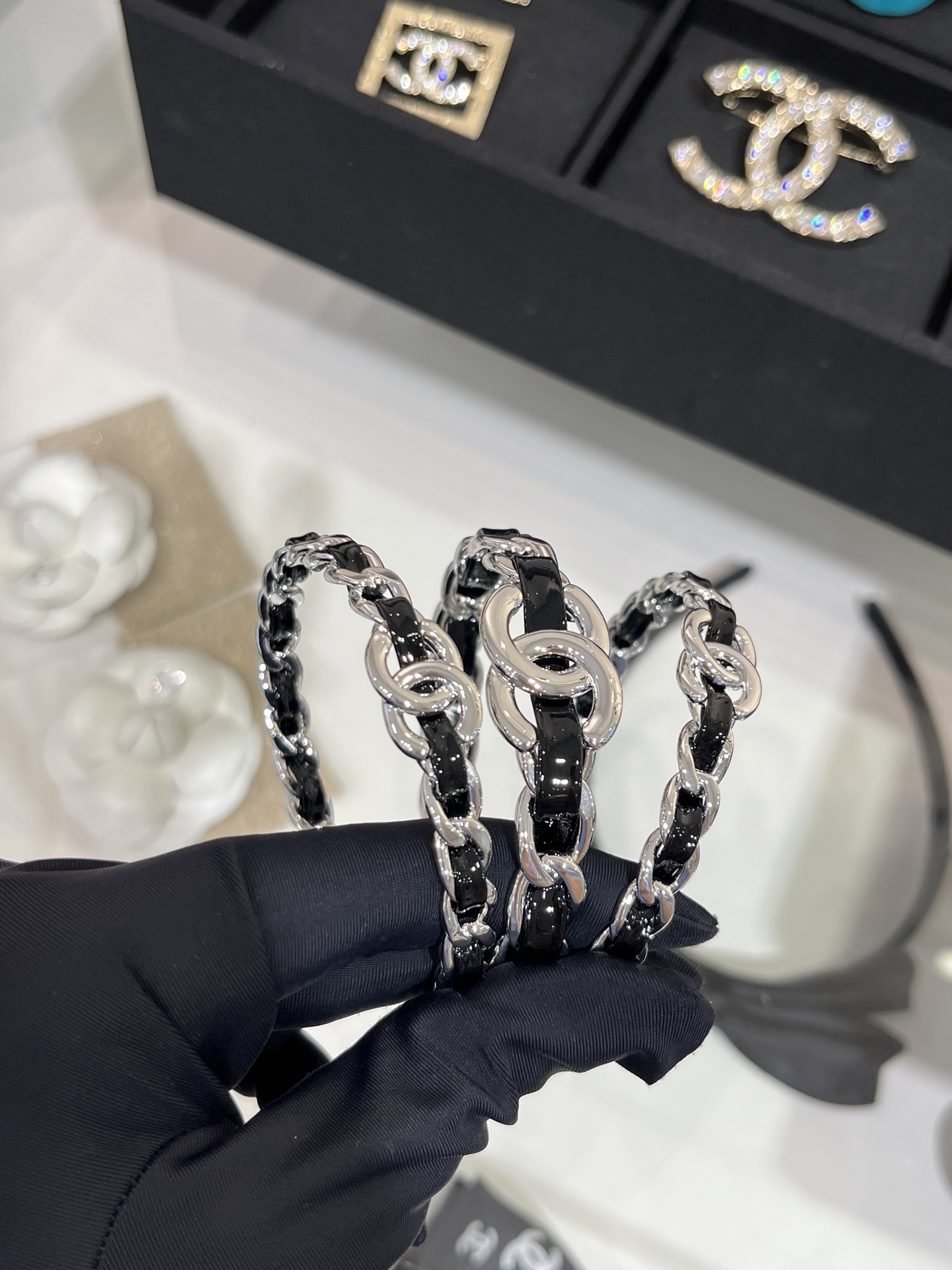 Chanel's new silver double C leather chain black patent leather bracelet Black patent leather chain is so cool Dark Punk Premium Set contains three bracelets
