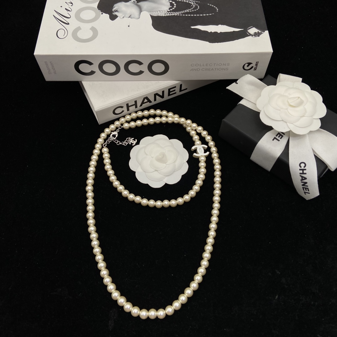 Chanel's new acrylic double C pearl necklace party dinner yyds