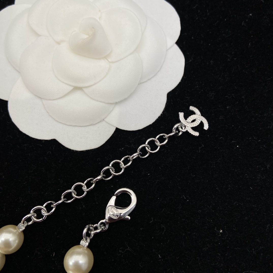 Chanel's new acrylic double C pearl necklace party dinner yyds