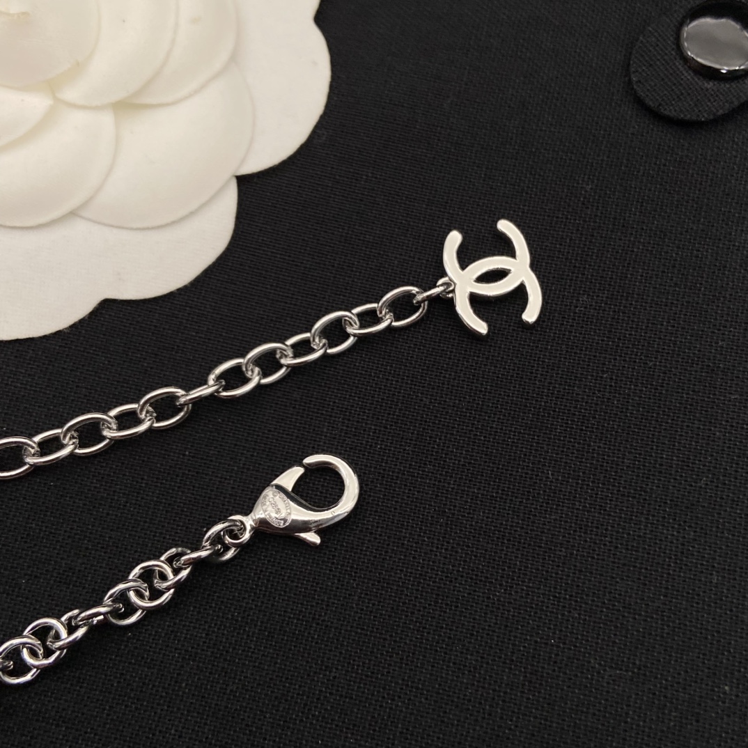 Chanel's new full diamond double C necklace is super flashy and super charming, and daily wear becomes high-end in minutes, which can be sweet and cool