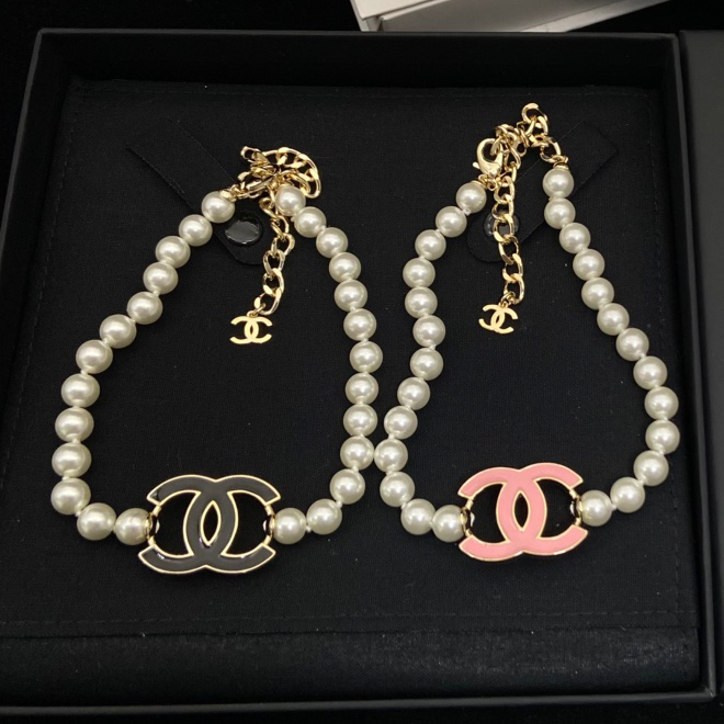 Chanel's new Double C enamel pearl necklace choker This season's enamel is so brilliant Beauty is on the tip of the heart