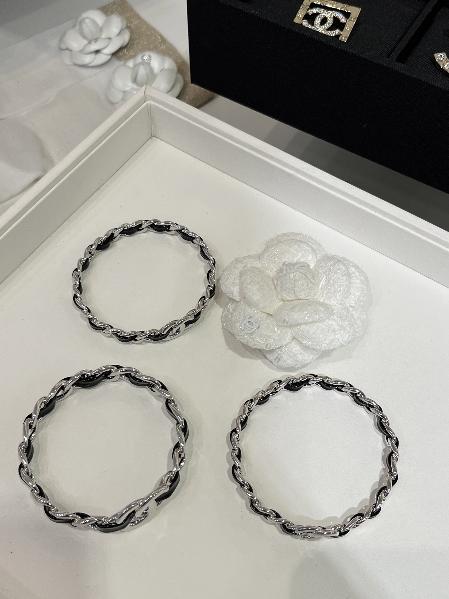 Chanel's new silver double C leather chain black patent leather bracelet Black patent leather chain is so cool Dark Punk Premium Set contains three bracelets