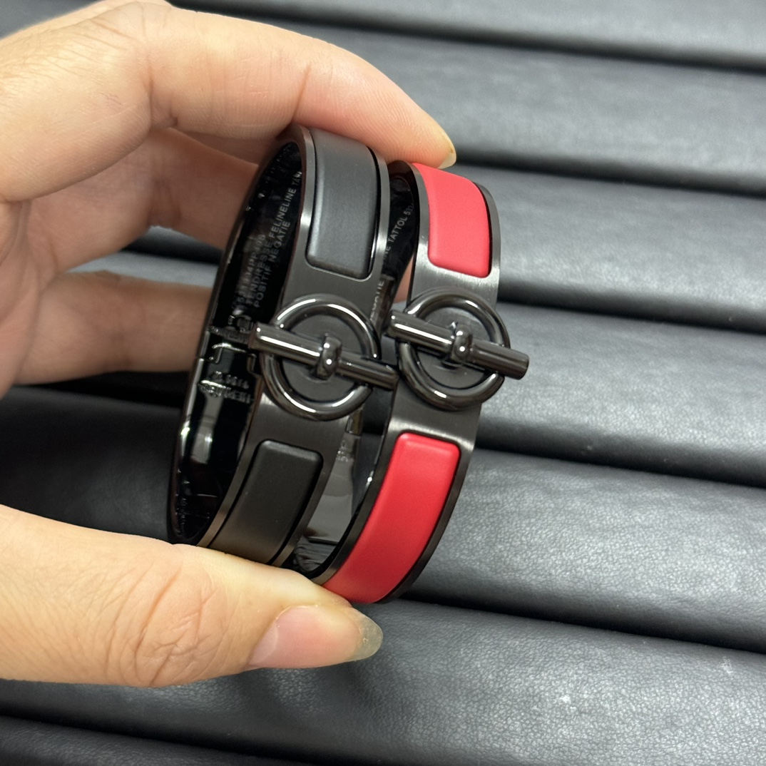 Hermès new Matte lock enamel bracelet