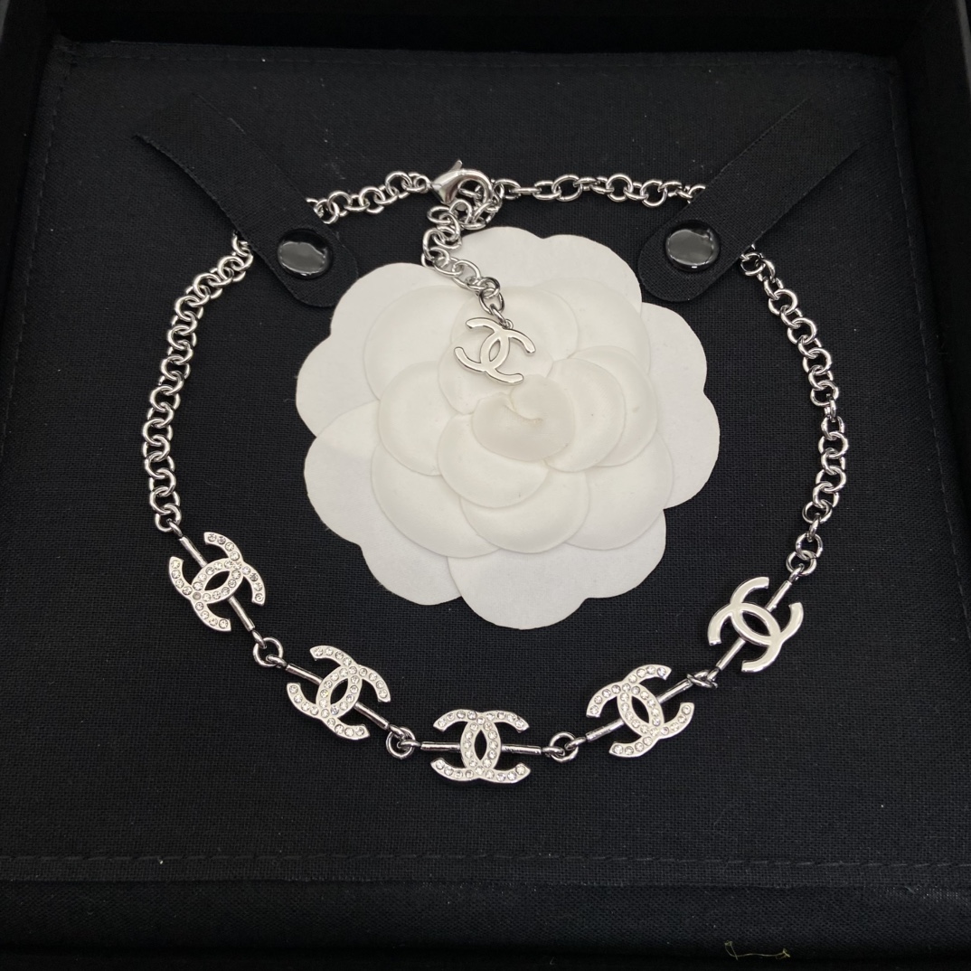 Chanel's new full diamond double C necklace is super flashy and super charming, and daily wear becomes high-end in minutes, which can be sweet and cool