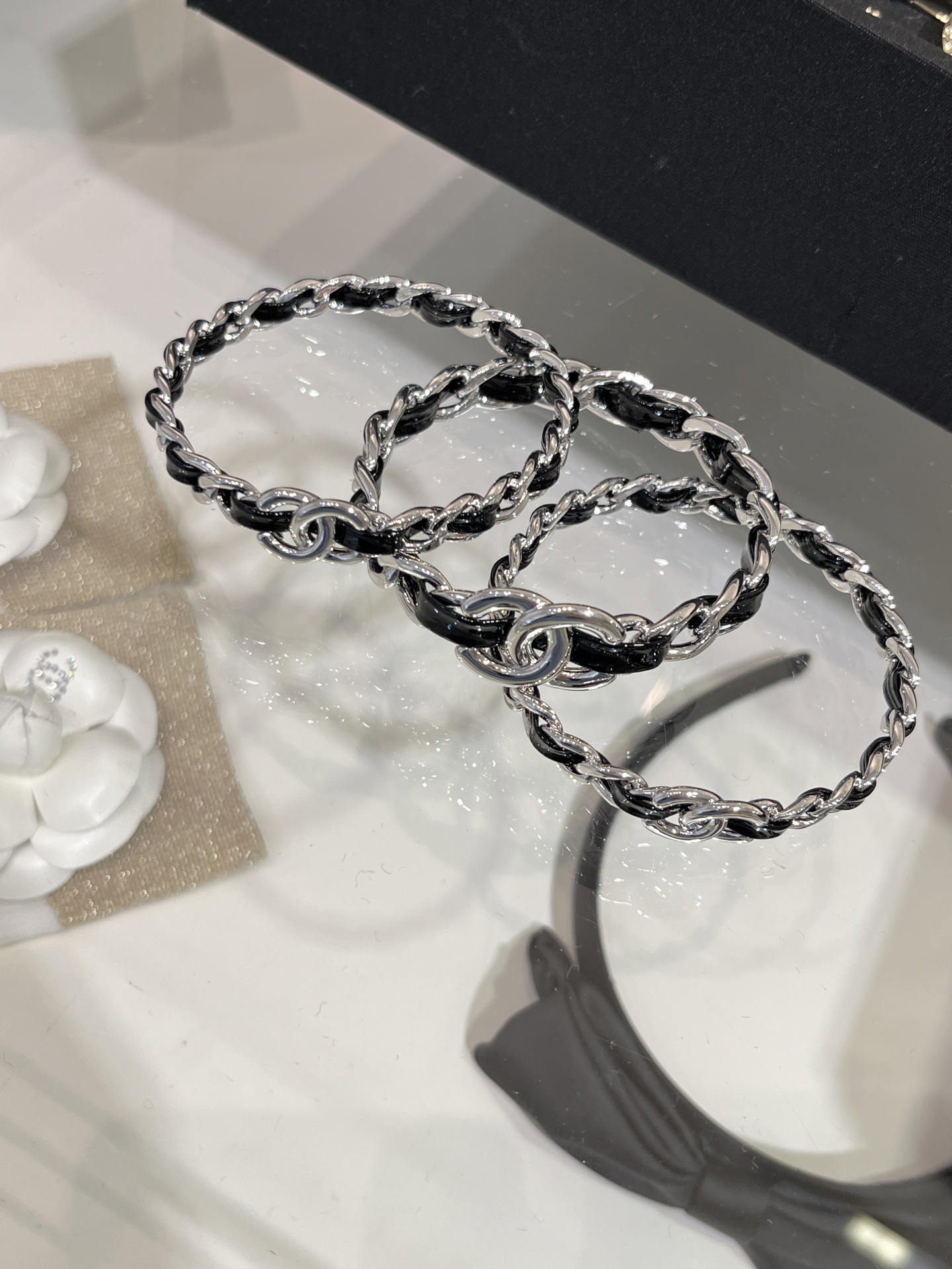 Chanel's new silver double C leather chain black patent leather bracelet Black patent leather chain is so cool Dark Punk Premium Set contains three bracelets
