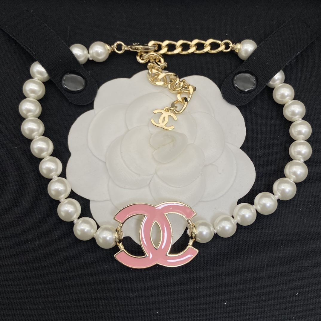 Chanel's new Double C enamel pearl necklace choker This season's enamel is so brilliant Beauty is on the tip of the heart