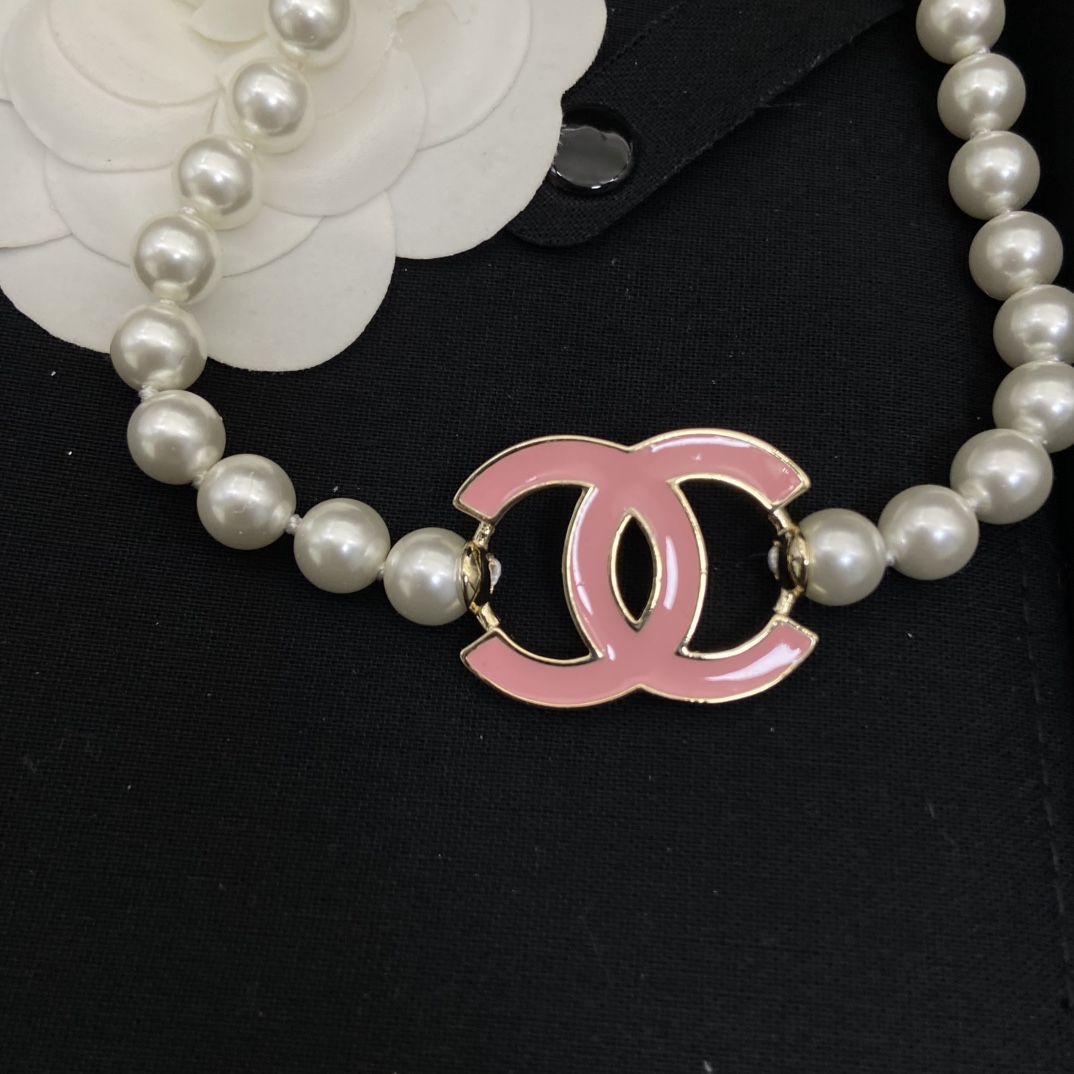 Chanel's new Double C enamel pearl necklace choker This season's enamel is so brilliant Beauty is on the tip of the heart