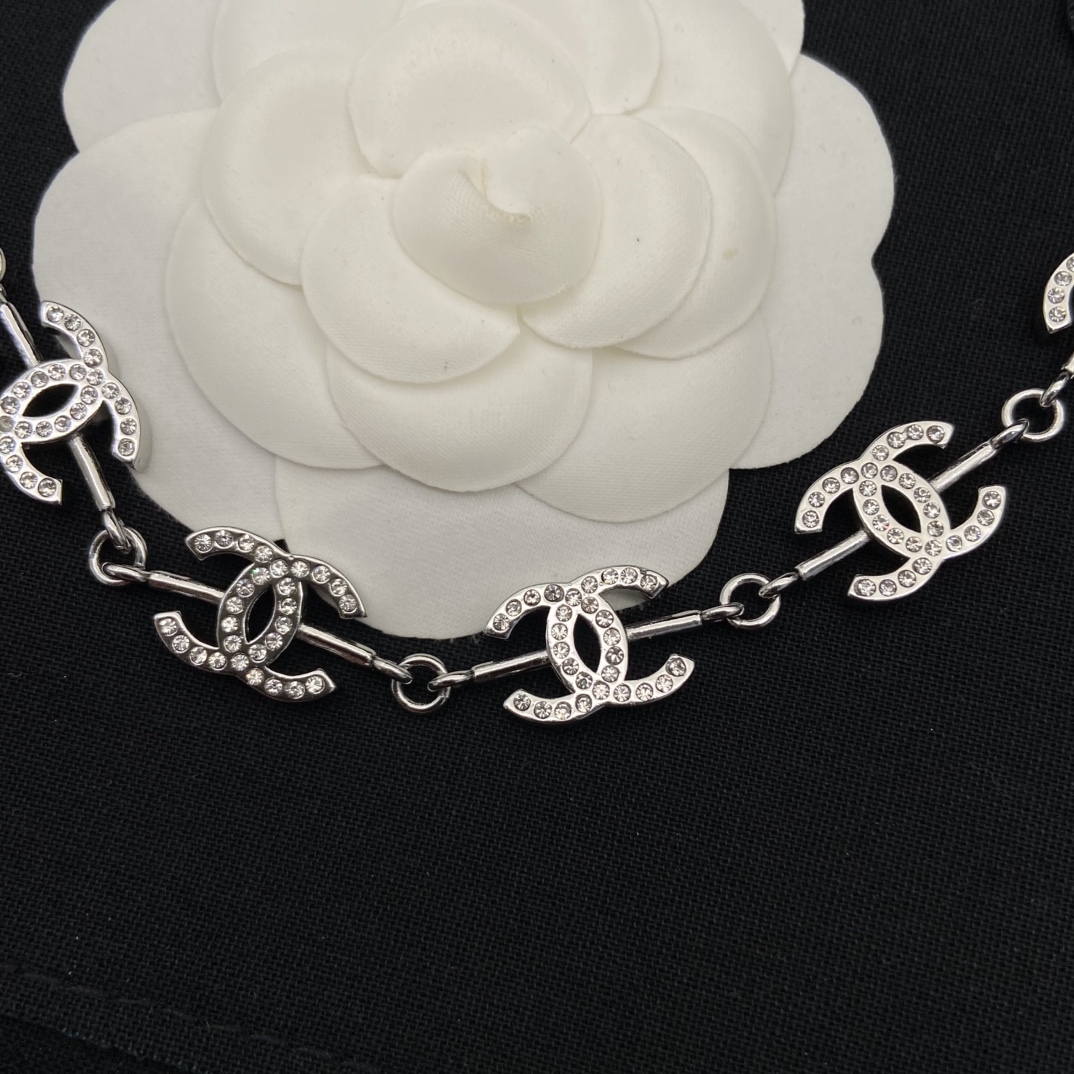 Chanel's new full diamond double C necklace is super flashy and super charming, and daily wear becomes high-end in minutes, which can be sweet and cool