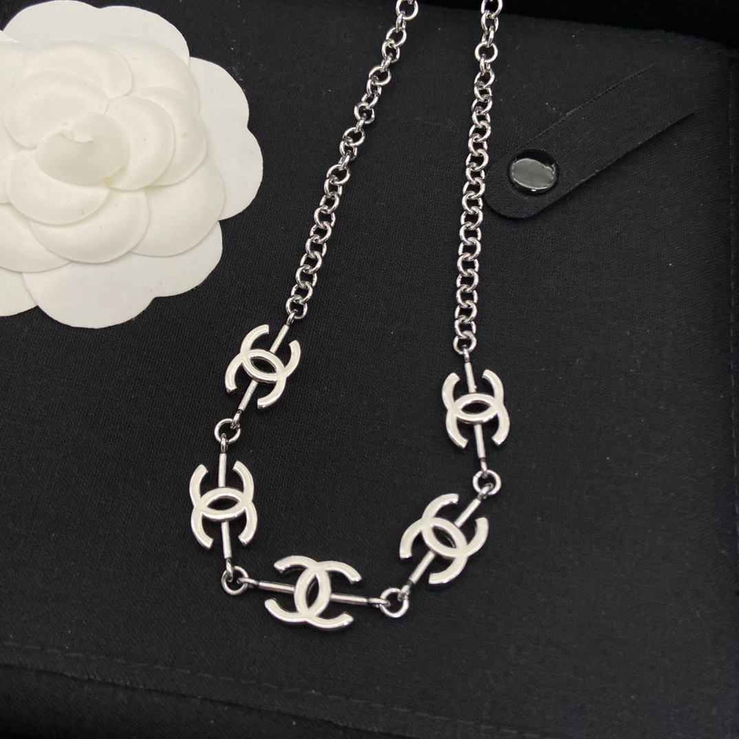 Chanel's new full diamond double C necklace is super flashy and super charming, and daily wear becomes high-end in minutes, which can be sweet and cool
