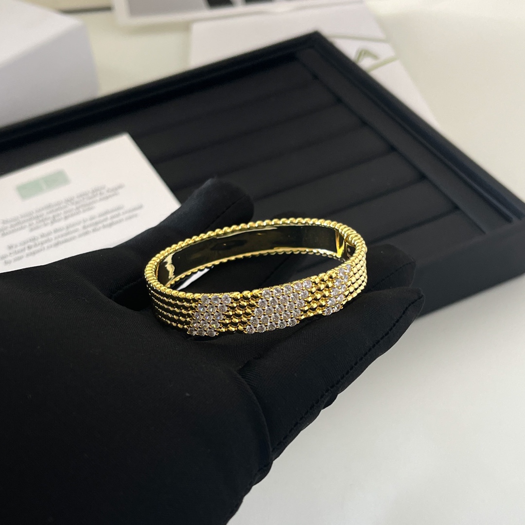 Van Cleef & Arpels diamond-set bangle