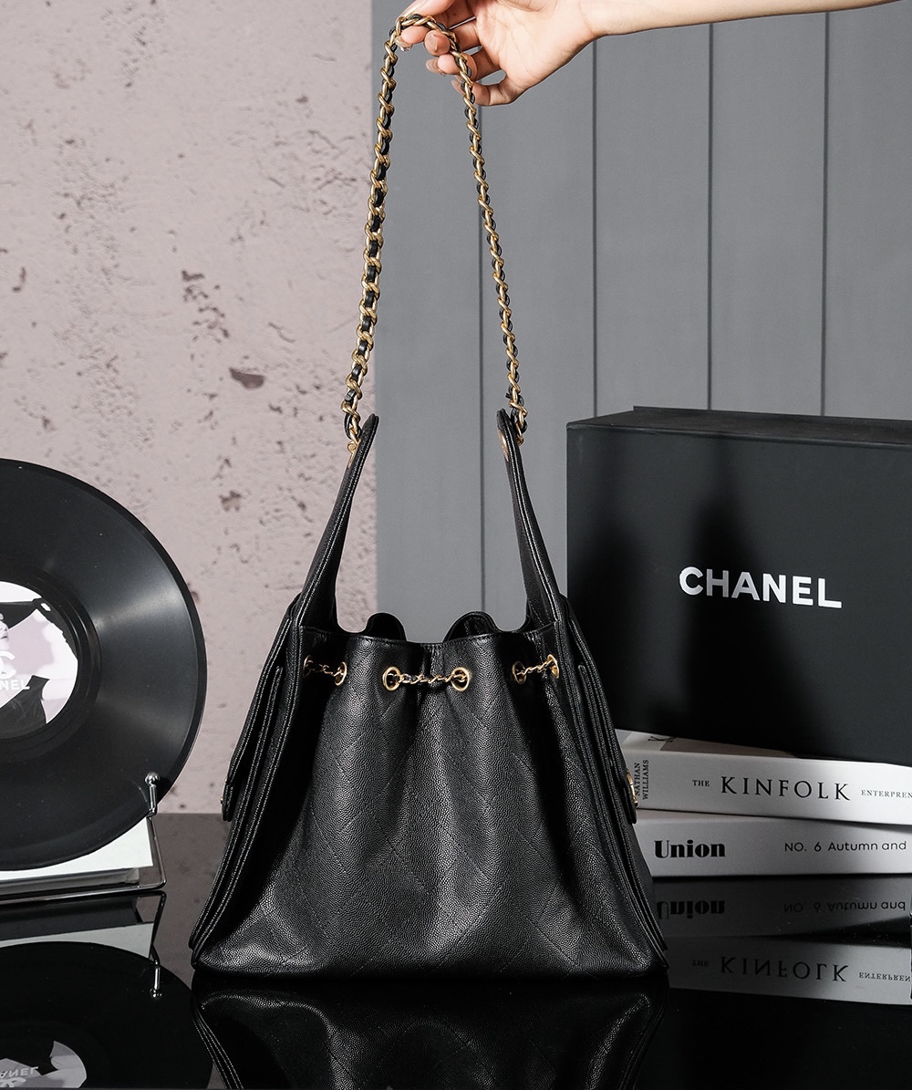 The CHANEL 25c early spring runway collection