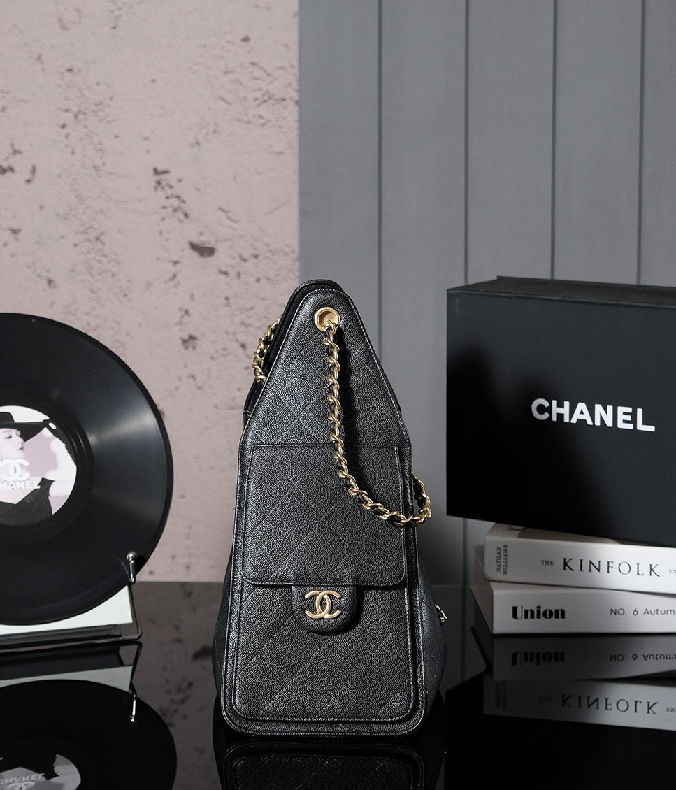 The CHANEL 25c early spring runway collection