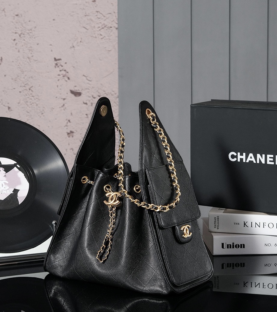 The CHANEL 25c early spring runway collection