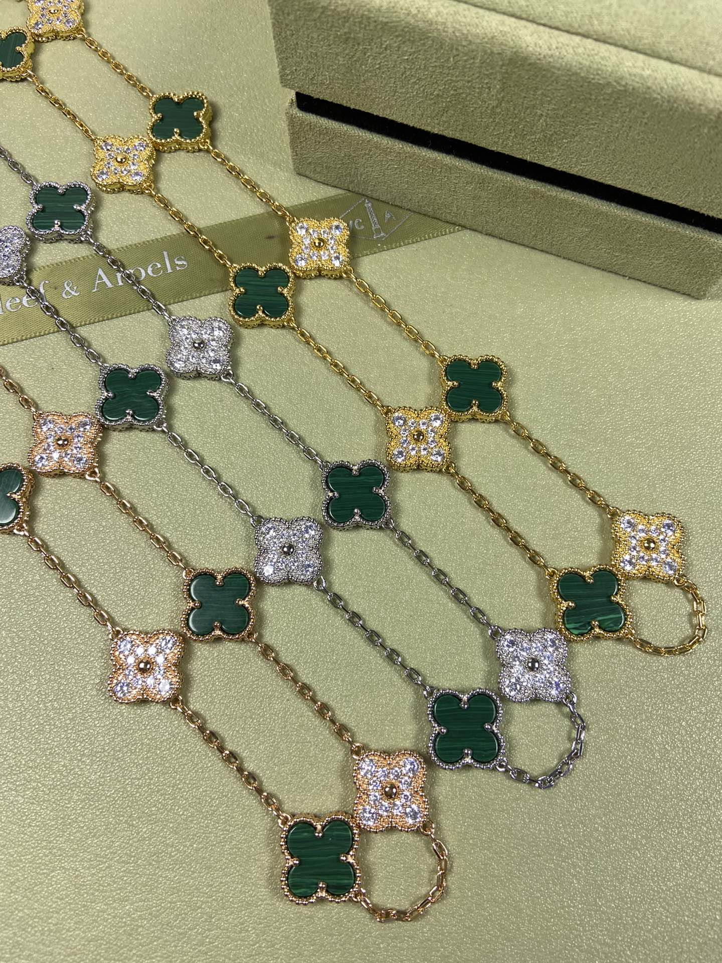 Van Cleef & Arpels Necklace VCA 10 Clovers Malachite Necklace White Gold Yellow Gold Rose Gold
