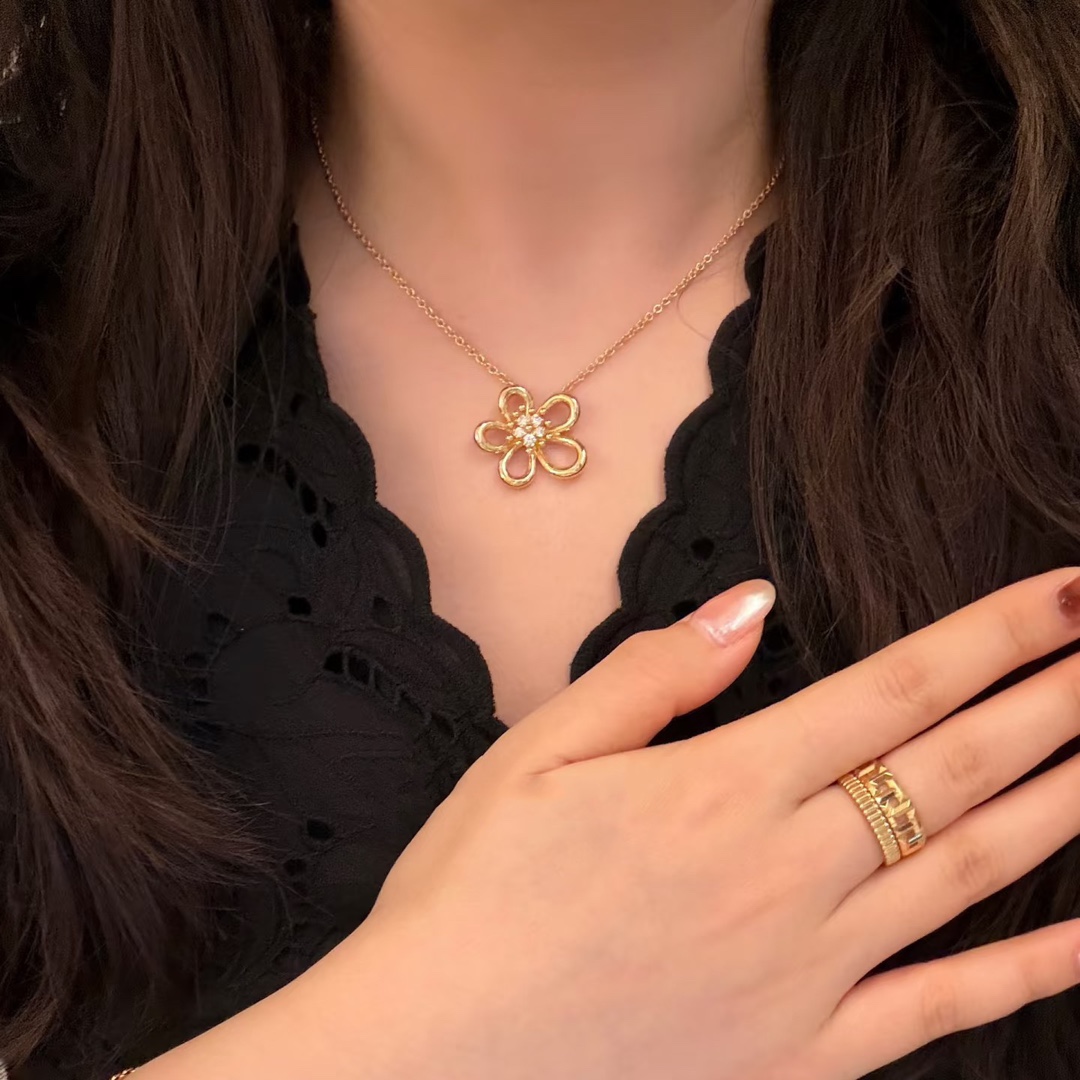 Van Cleef & Arpels Necklace New  Flower Necklace