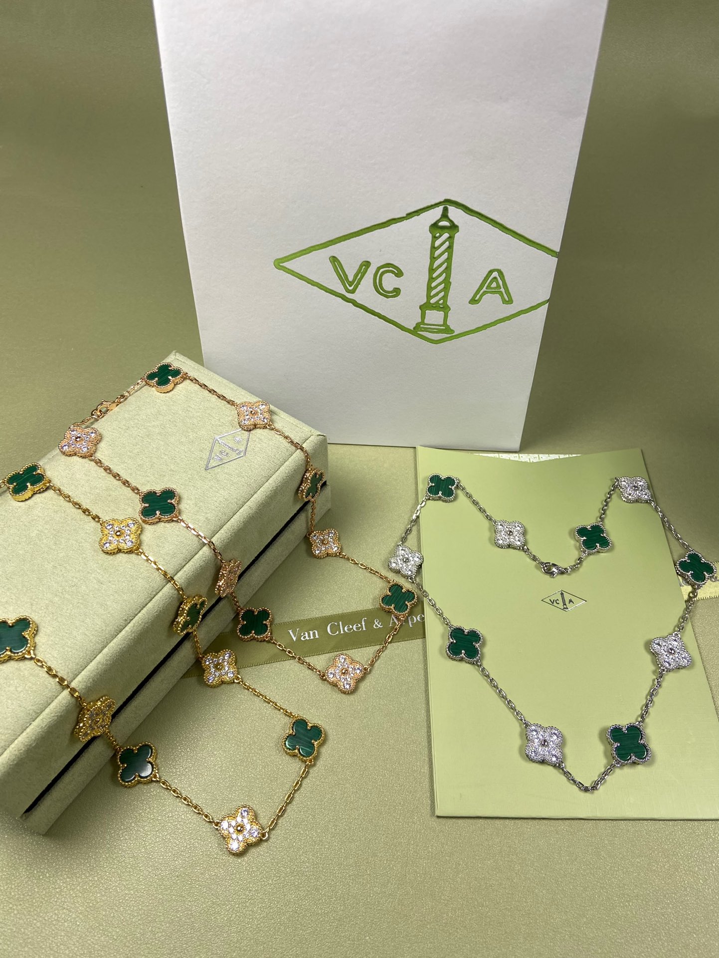 Van Cleef & Arpels Necklace VCA 10 Clovers Malachite Necklace White Gold Yellow Gold Rose Gold
