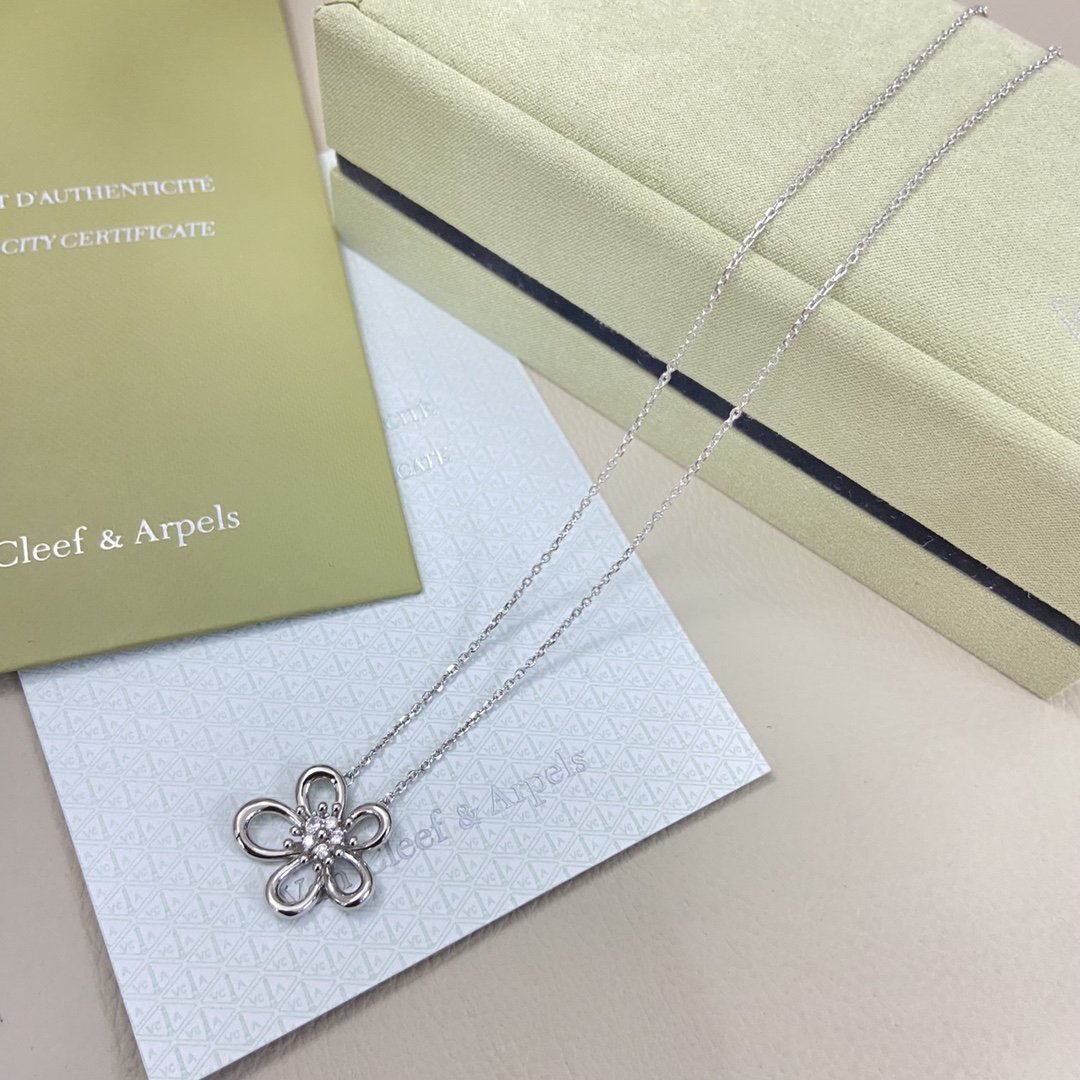 Van Cleef & Arpels Necklace New  Flower Necklace
