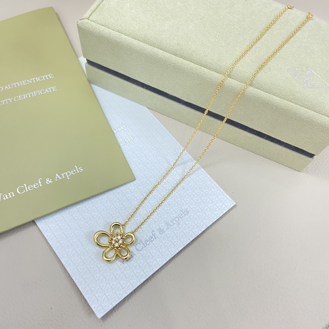 Van Cleef & Arpels Necklace New  Flower Necklace