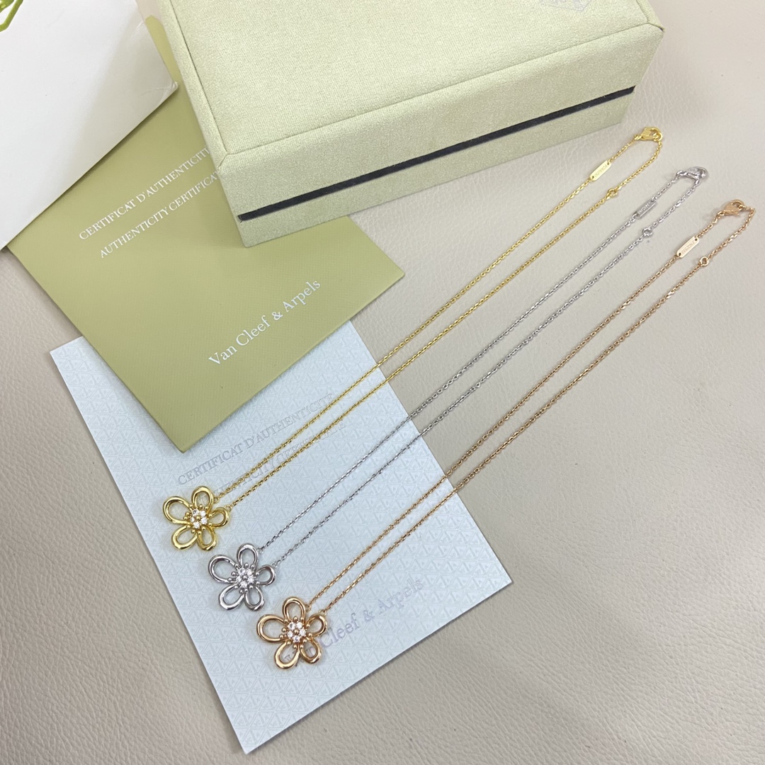 Van Cleef & Arpels Necklace New  Flower Necklace