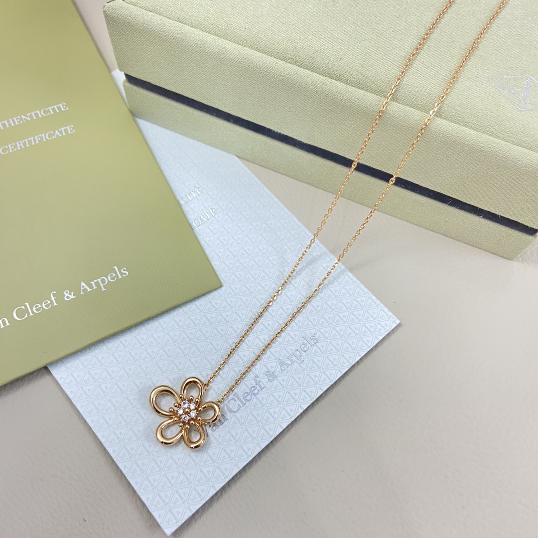 Van Cleef & Arpels Necklace New  Flower Necklace