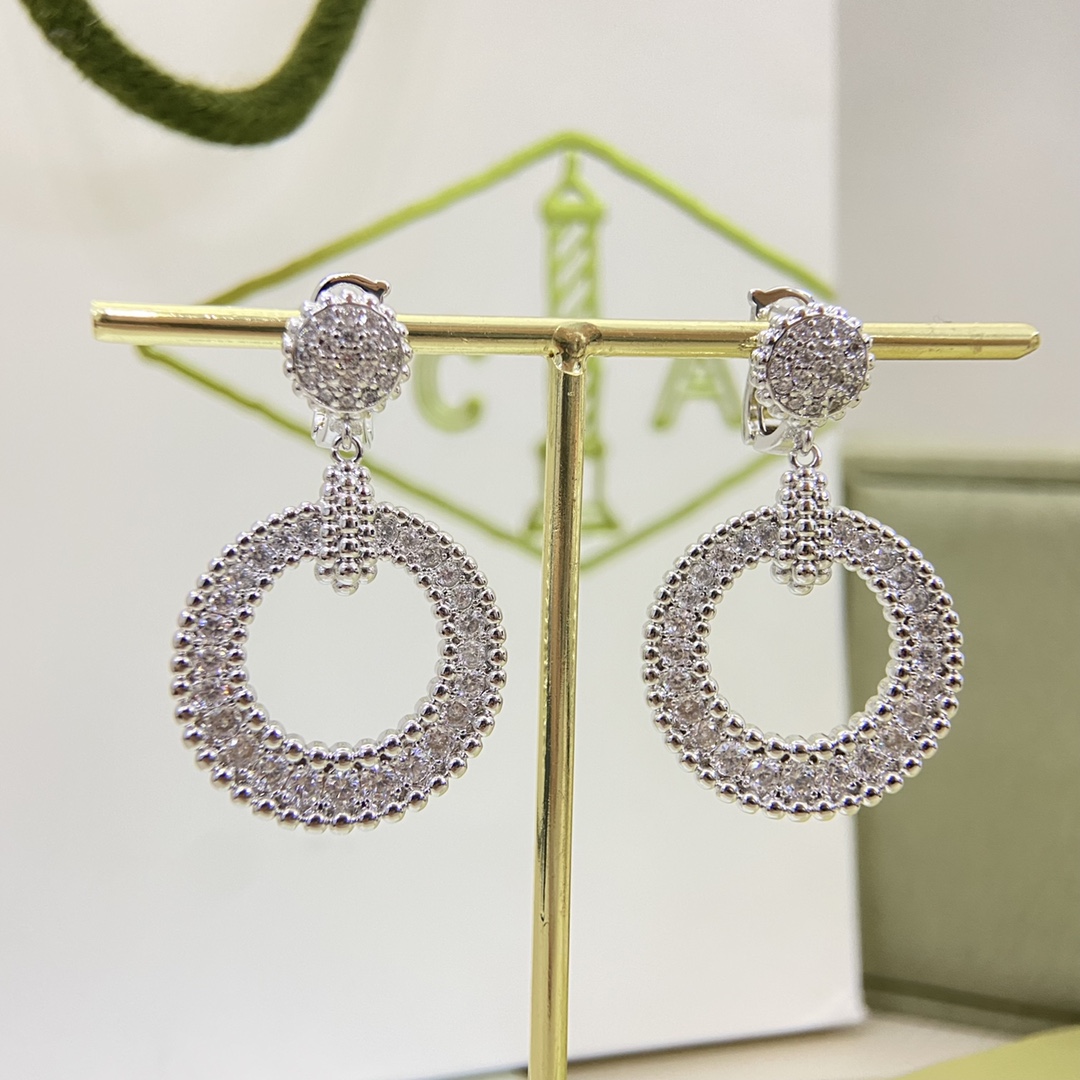 Van Cleef & Arpels Earrings FKEPM0003-064 New Pearl-Edged Diamond-Set Gold Studs