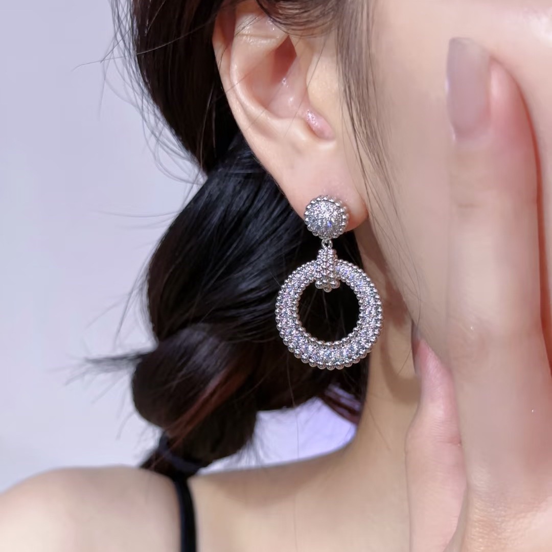 Van Cleef & Arpels Earrings FKEPM0003-064 New Pearl-Edged Diamond-Set Gold Studs