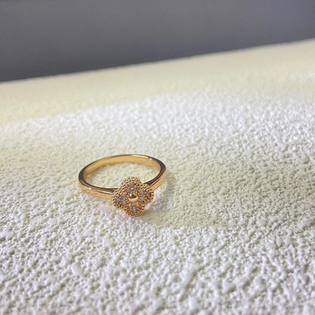 Van Cleef & Arpels Ring Mini Pavé Four-Leaf Clover Ring