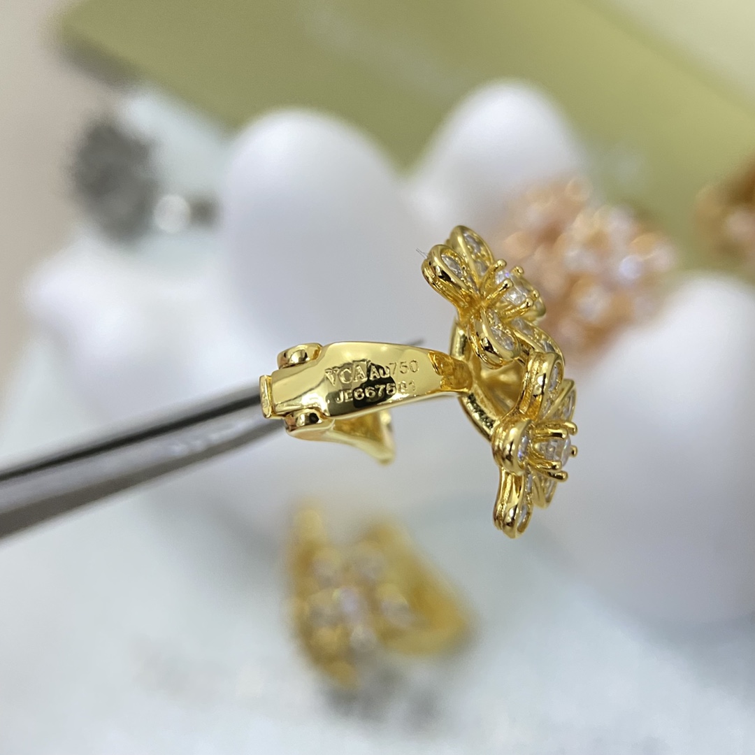Van Cleef & Arpels Earrings New Three-in-One Fully Diamond-Studded Flower Earrings
