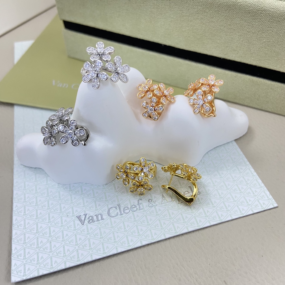 Van Cleef & Arpels Earrings New Three-in-One Fully Diamond-Studded Flower Earrings