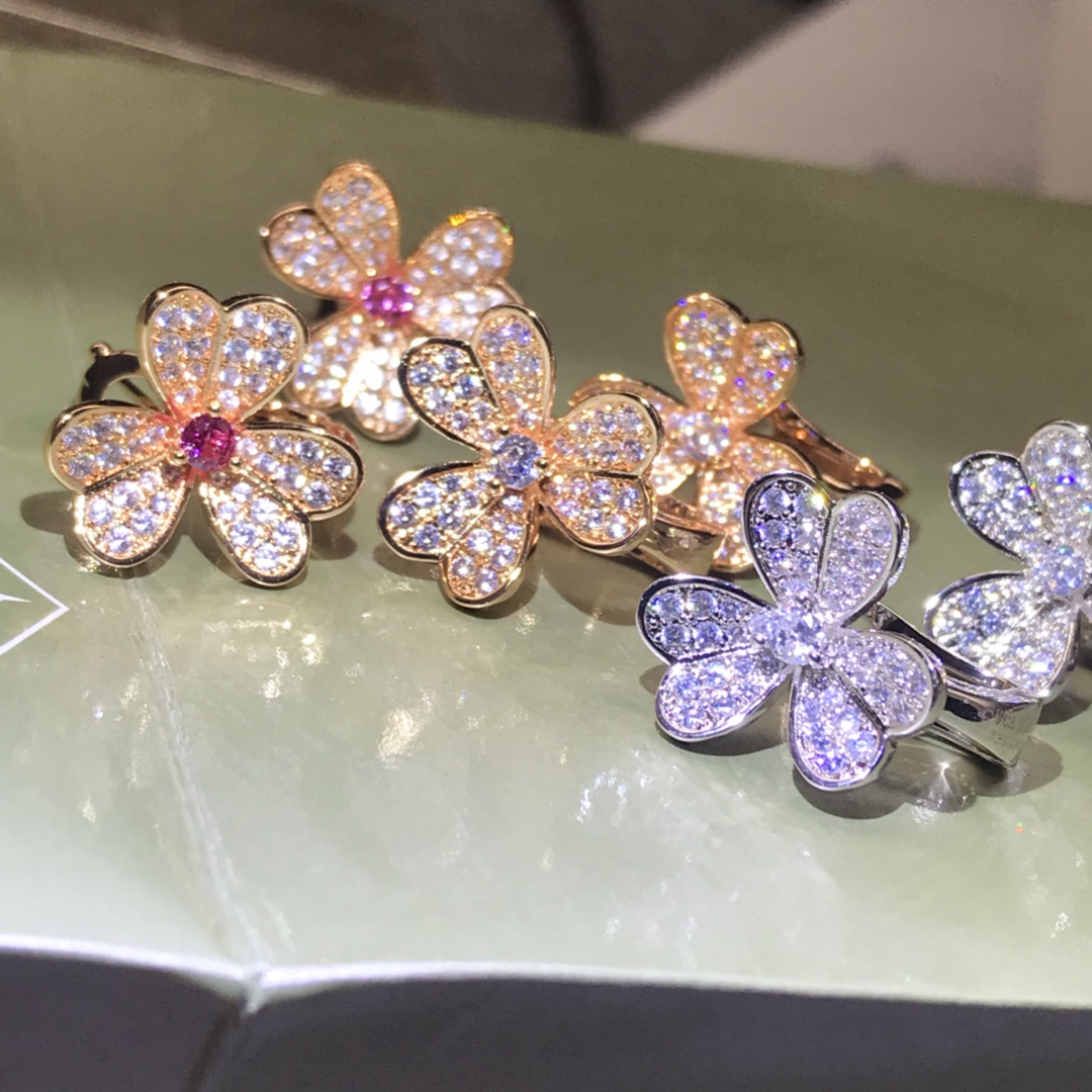 Van Cleef & Arpels Earrings, New Three-Flower Full Diamond Earrings, In Stock High Version