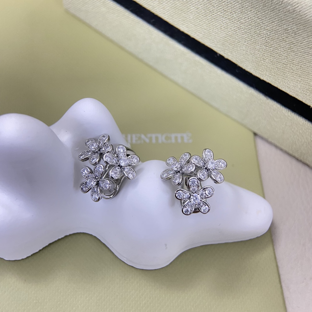 Van Cleef & Arpels Earrings New Three-in-One Fully Diamond-Studded Flower Earrings