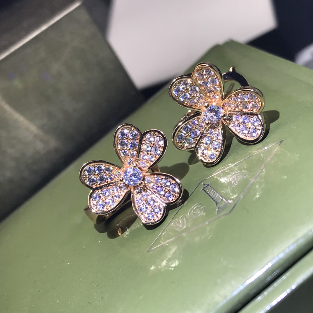 Van Cleef & Arpels Earrings, New Three-Flower Full Diamond Earrings, In Stock High Version