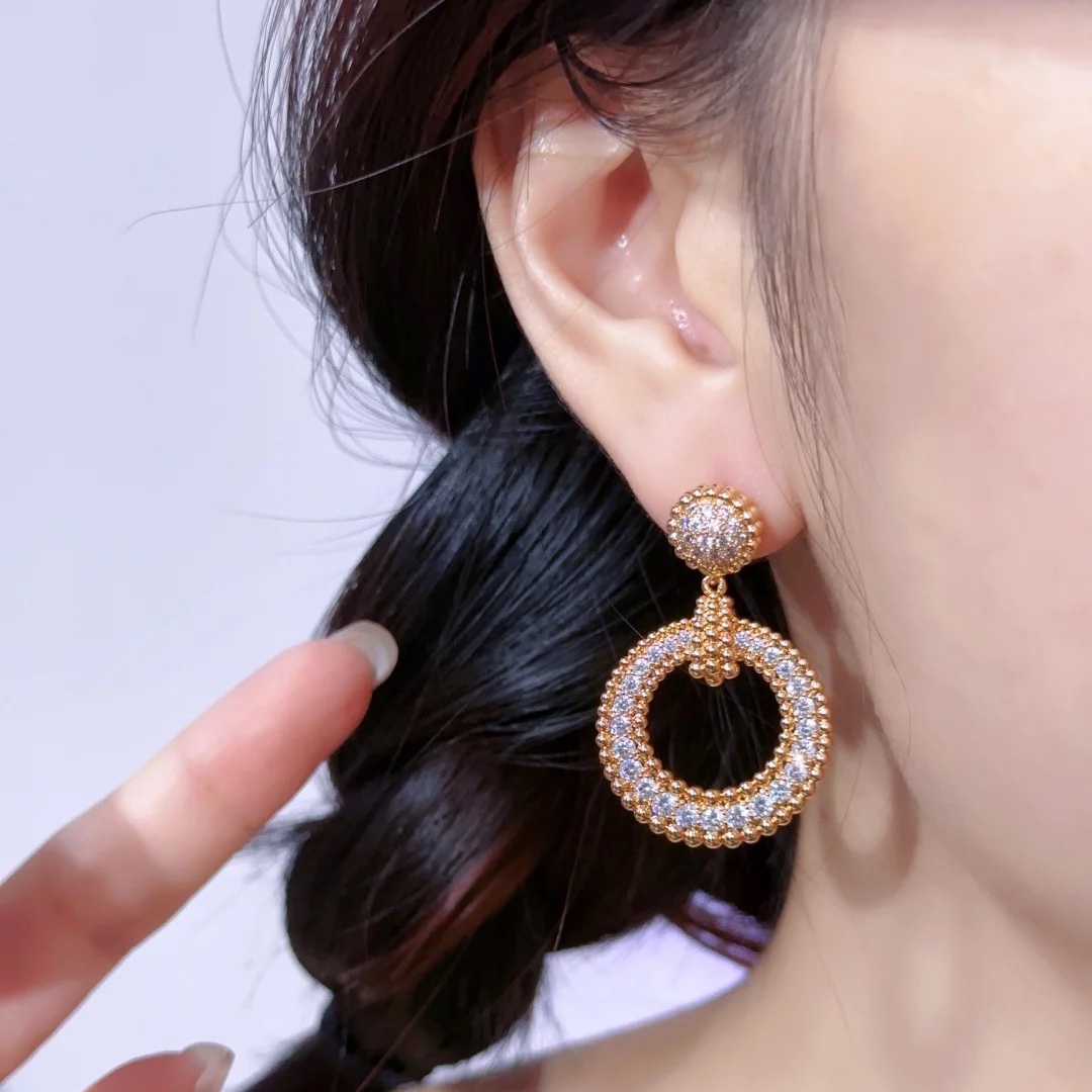 Van Cleef & Arpels Earrings FKEPM0003-064 New Pearl-Edged Diamond-Set Gold Studs