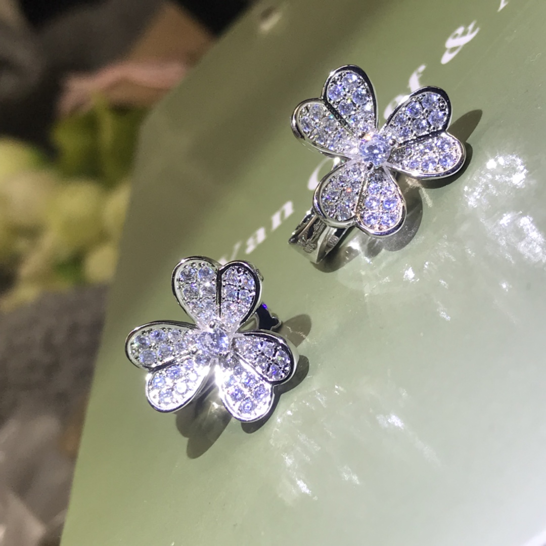 Van Cleef & Arpels Earrings, New Three-Flower Full Diamond Earrings, In Stock High Version